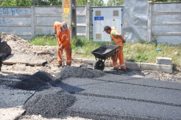 Trafic deviat: se asfaltează pe strada Democraţiei